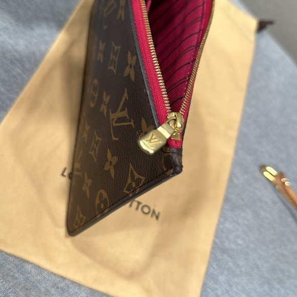 Louis Vuitton Monogram Wristlet In Excellent Condition - Picture 2 of 16
